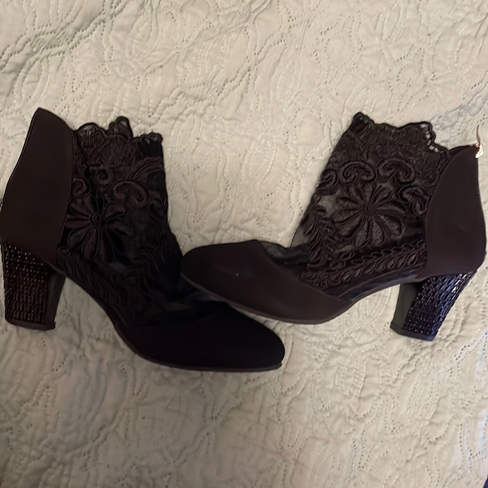 Paotmbu Sz 40 or 8.5 Black Floral Mesh Booties